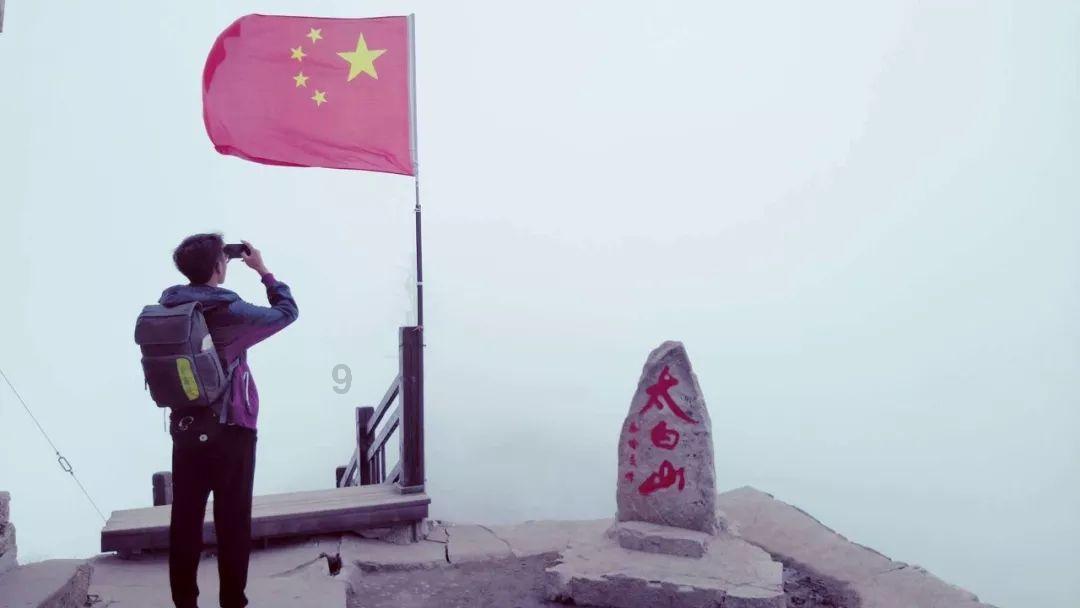 逃离残破的机舱