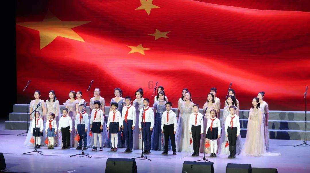 居民楼楼道起火，兄妹三人教科书式自救逃过一劫，消防员直夸厉害